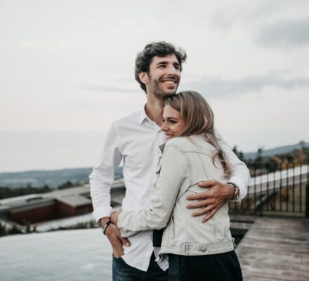 Het gezin van Julia Heetman met partner Jelle en hond Otje