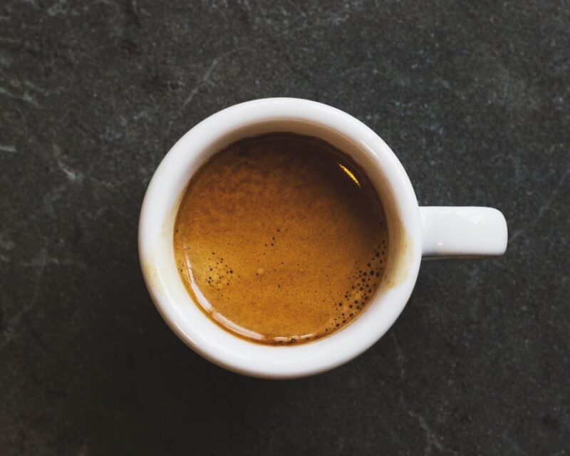 Hoeveel cafeïne zit er in een kopje koffie?