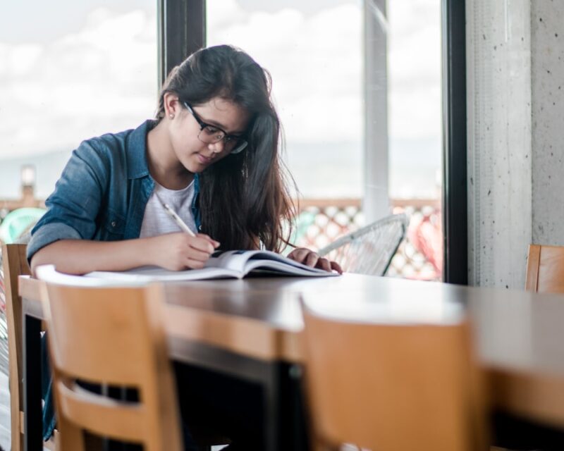Studeren naast je baan: hoe combineer je dat?