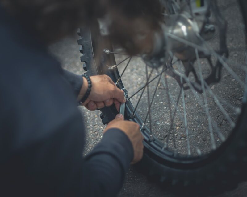 Zelf fiets band plakken in vijf eenvoudige stappen