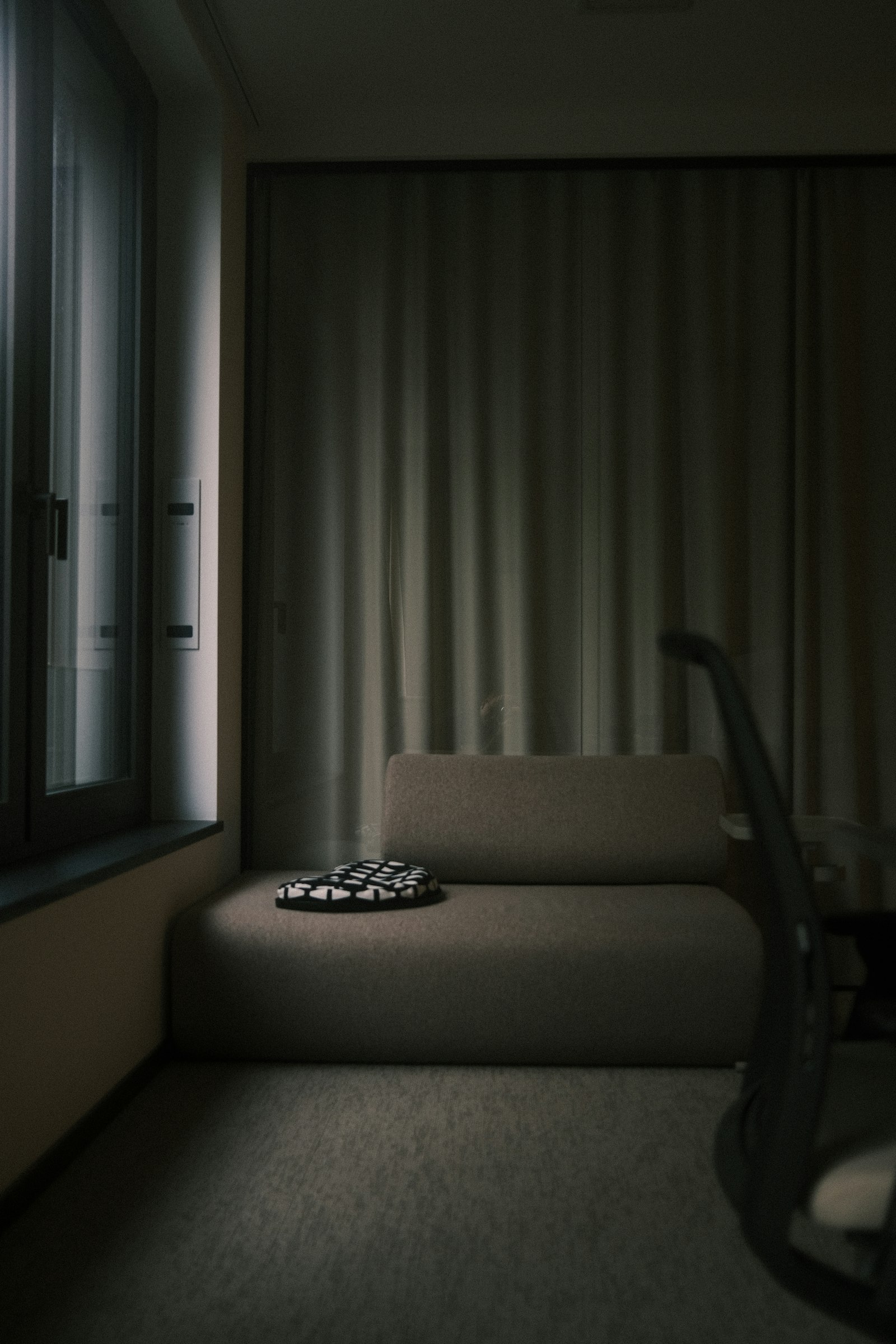 Moderne woonkamer met bank en raam, geschikt om thuis te werken