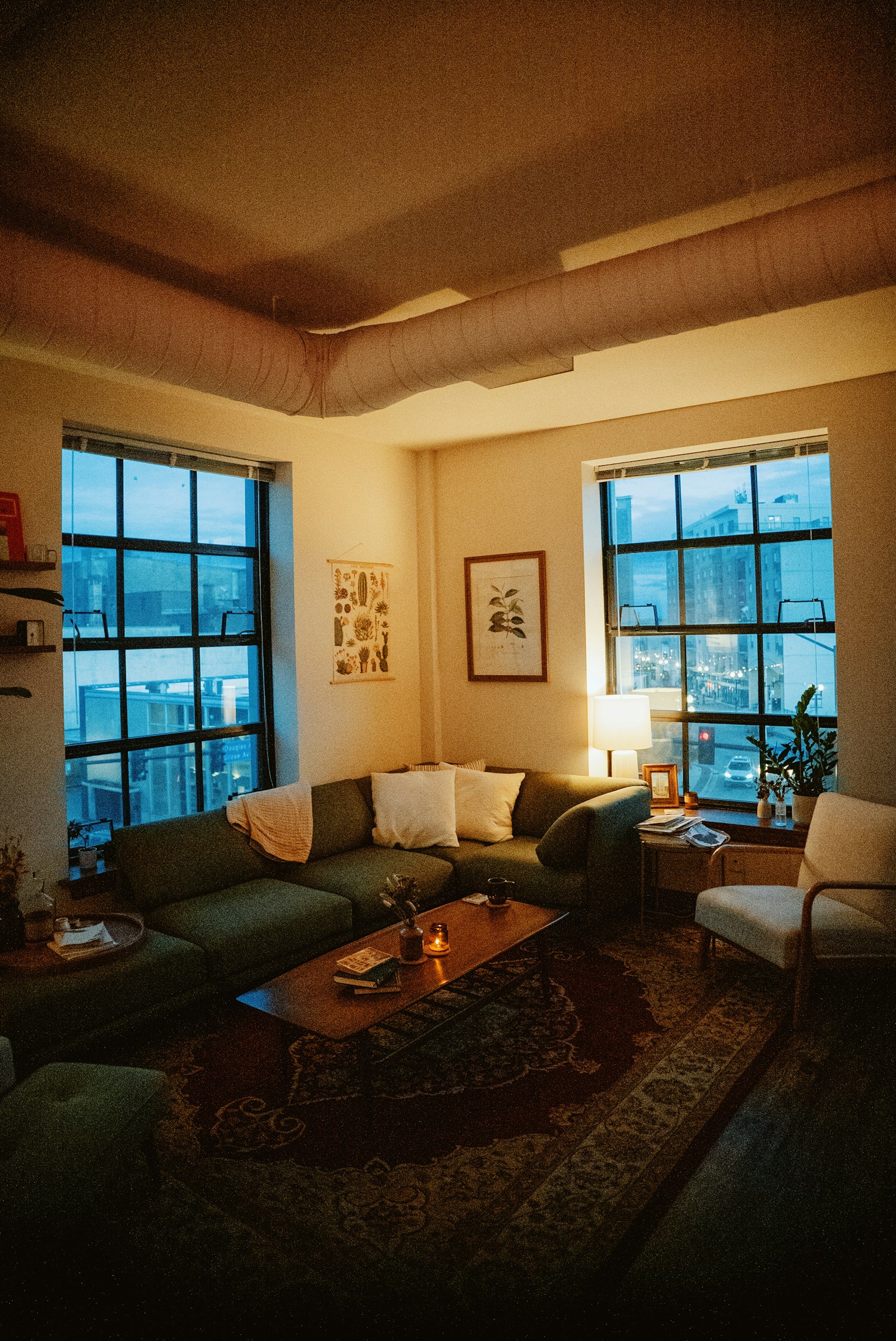 Knusse, warm verlichte woonkamer met bank in de winter