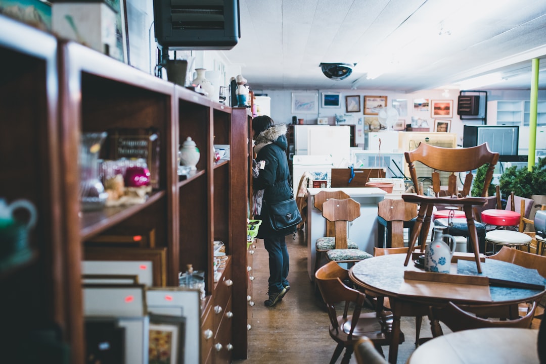 My wife and I had just moved to a new town and needed to furnish our apartment. Being firm believers in reusing previously owned stuff (and having not much money), we always preferred to shop in thrift shops. We found this amazing little mess near our new apartment .