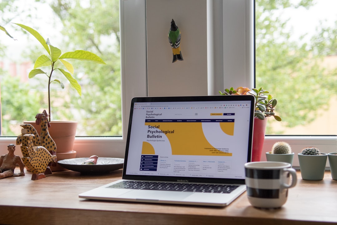 Werken aan de keukentafel met een laptop