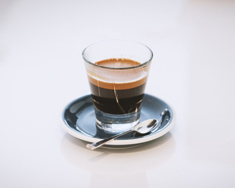 Waarom je eerste espresso zuur of bitter smaakt
