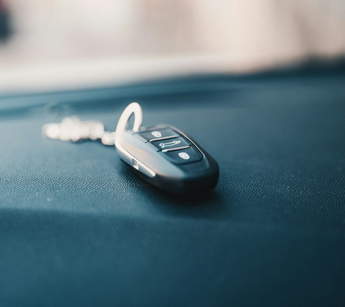 Autosleutels worden overhandigd na de aankoop van een tweedehands auto