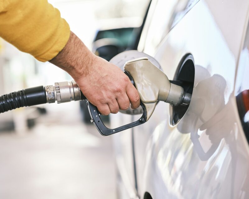 Benzine bijna op recordprijs: wanneer tanken over de grens echt loont