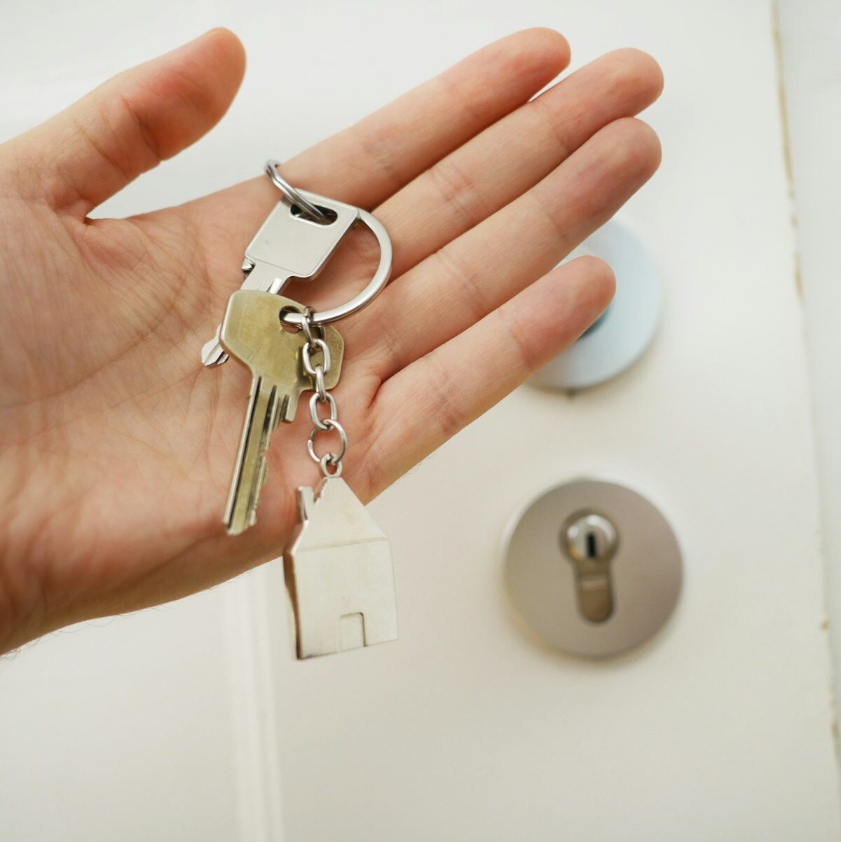 Sleutels en een huurcontract op tafel bij het opleveren van een huurwoning