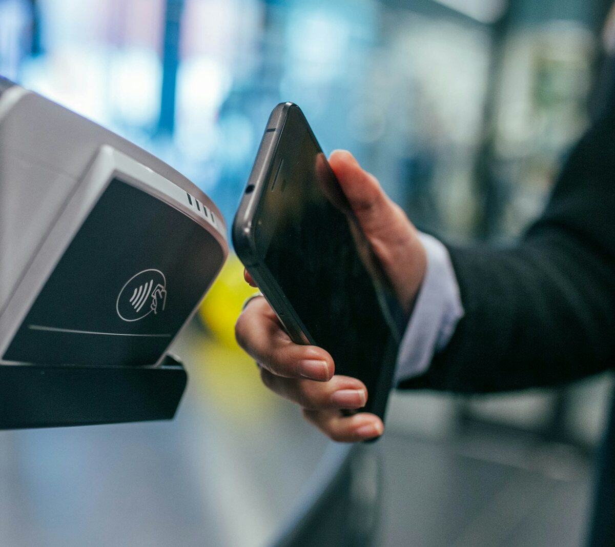 Iemand doet een overboeking in een bankapp op een smartphone