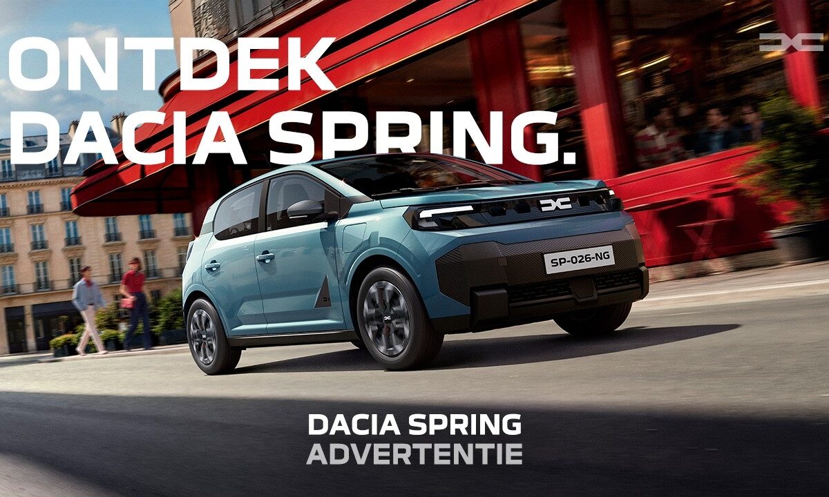 Kleine elektrische auto aan een laadpaal in een woonstraat