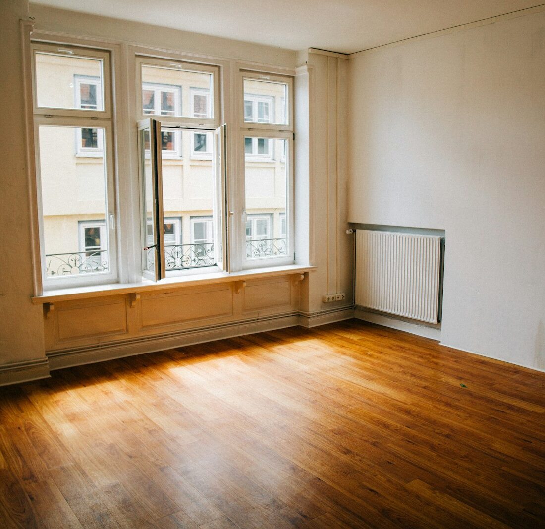 Verhuisdozen en sleutels in een lege huurkamer