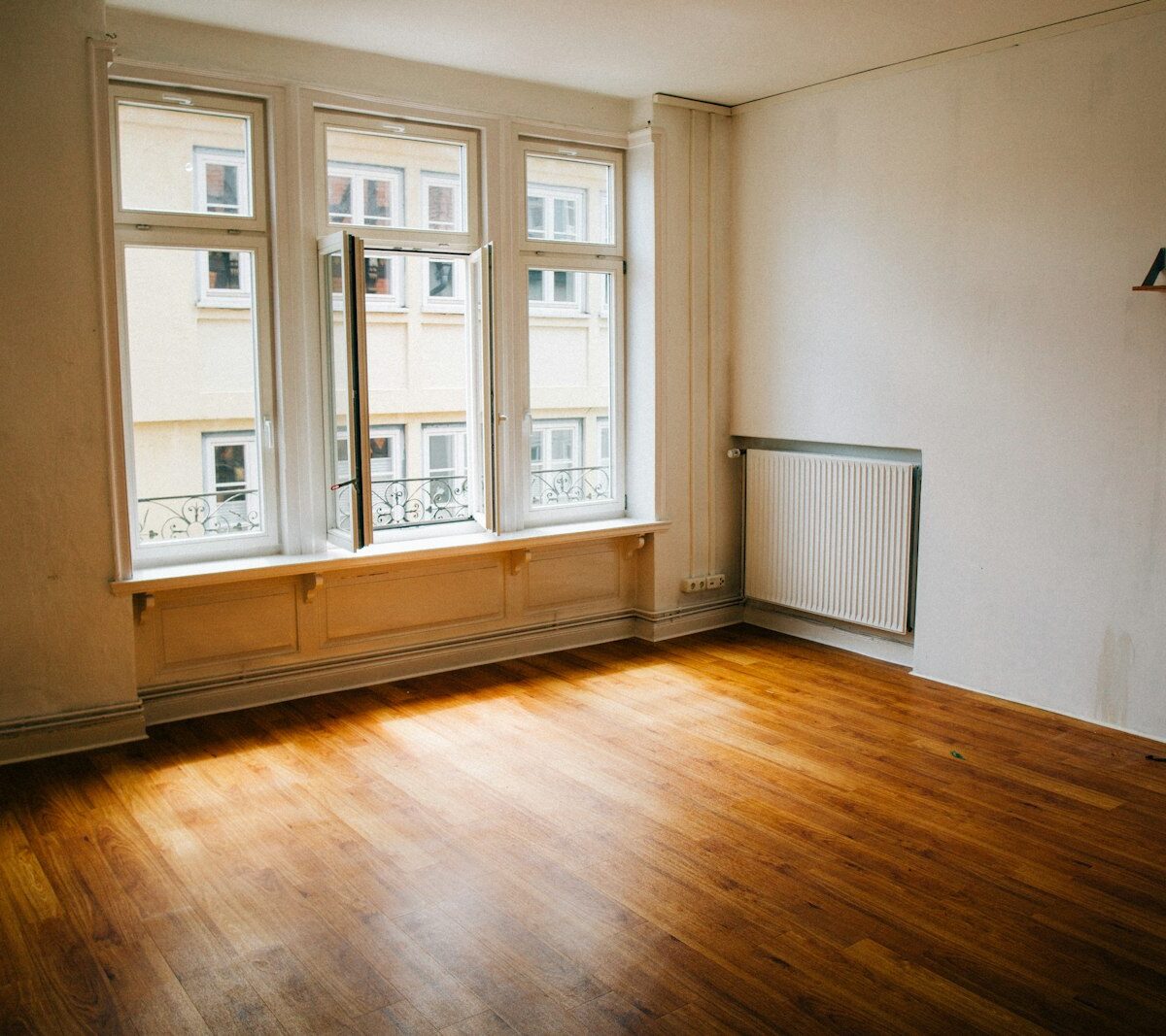 Verhuisdozen en sleutels in een lege huurkamer