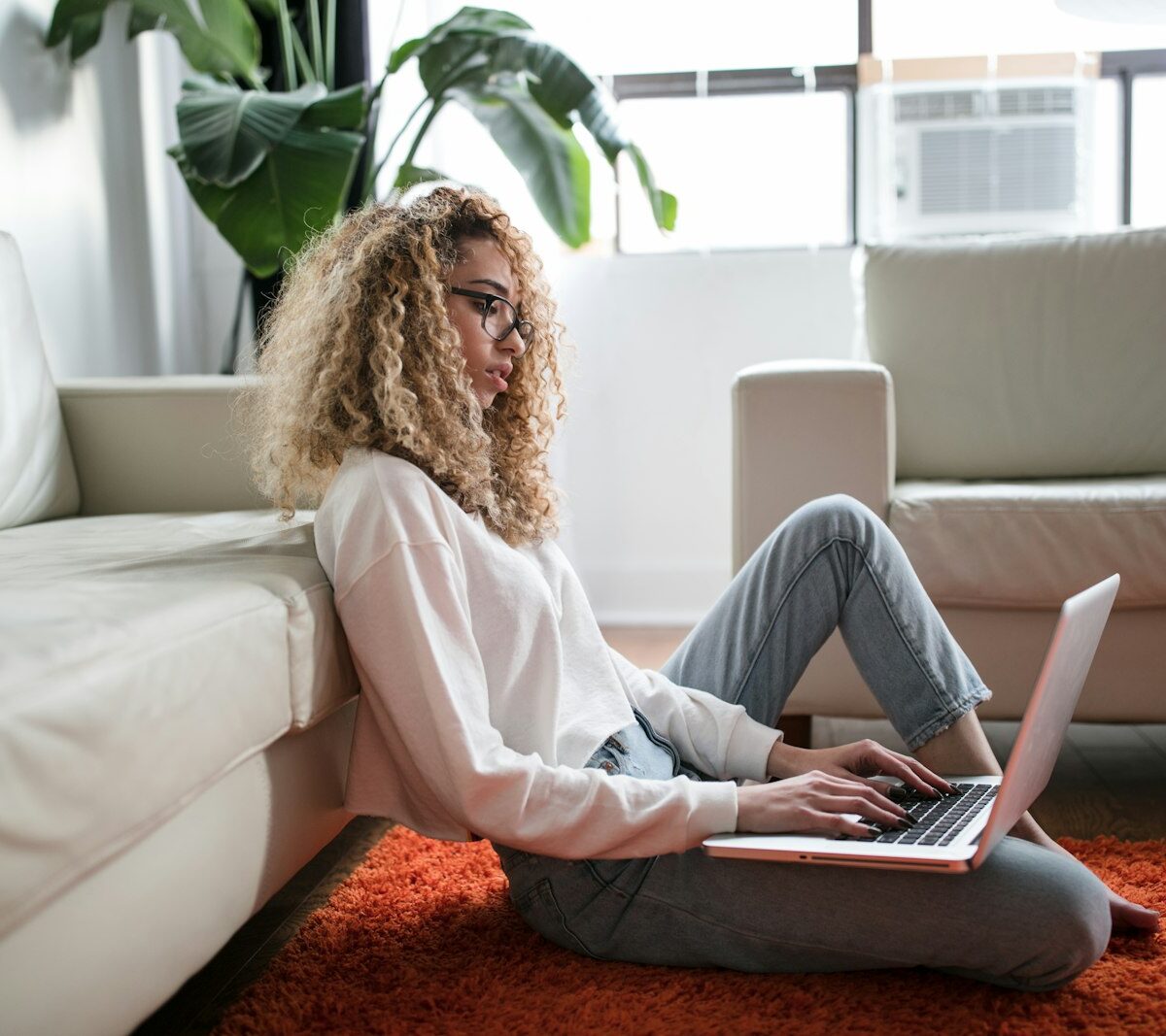Student met laptop zoekt een kamer op een woningsite