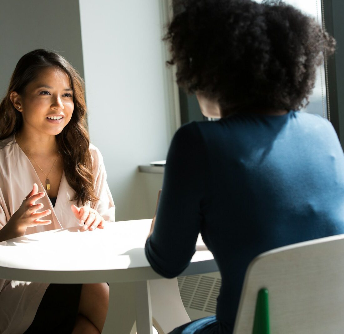 Een jonge sollicitant in gesprek met een werkgever
