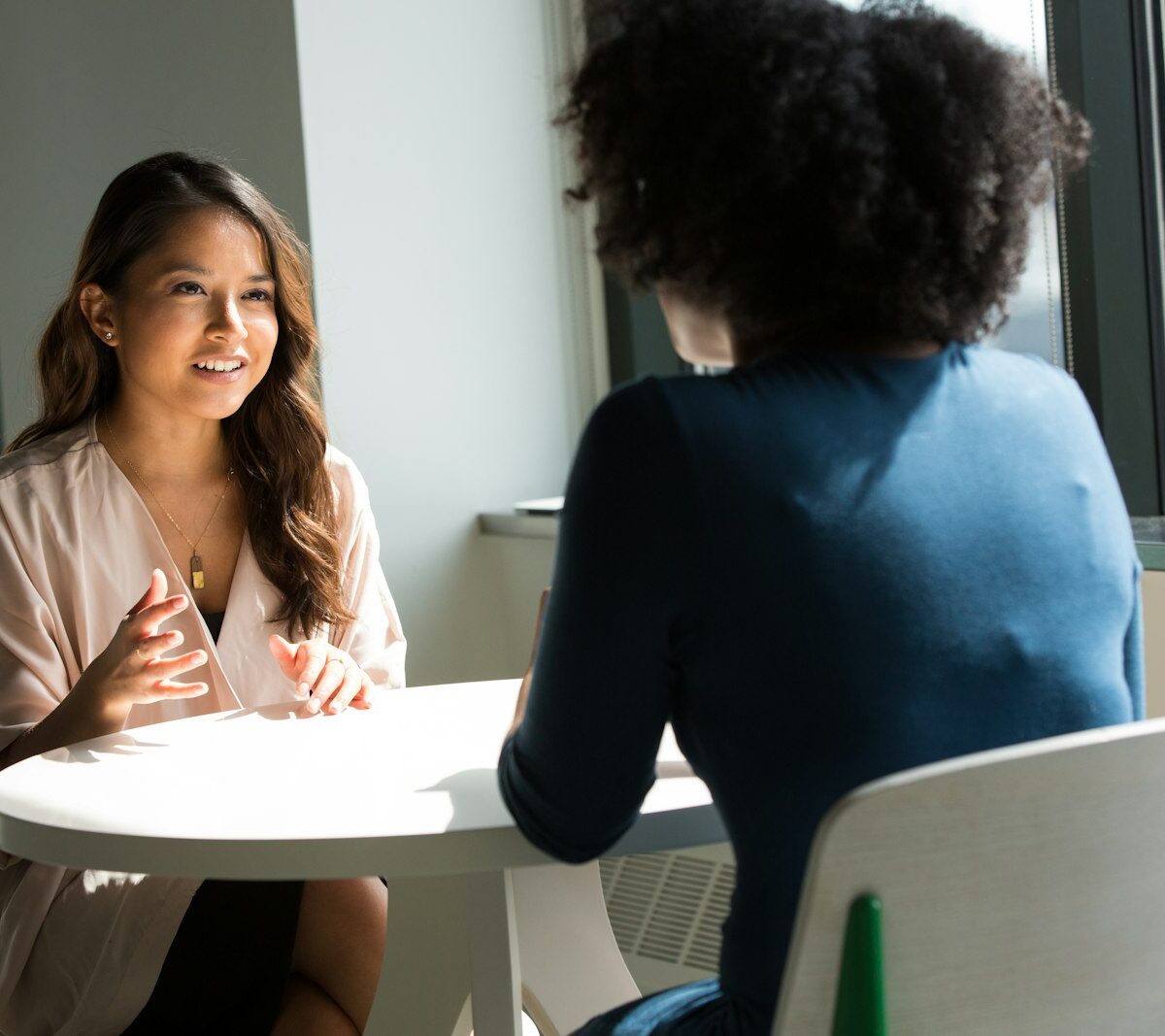 Een jonge sollicitant in gesprek met een werkgever
