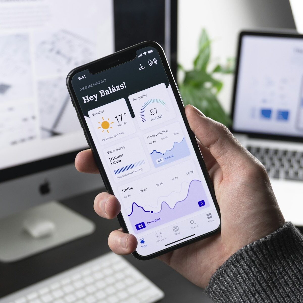 Iemand controleert een overboeking in een bankapp op een telefoon