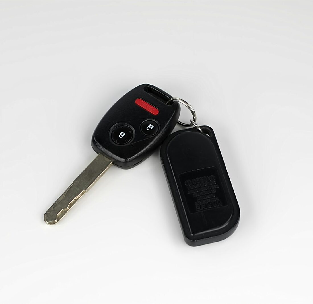 Autosleutel en papieren op het dashboard van een auto