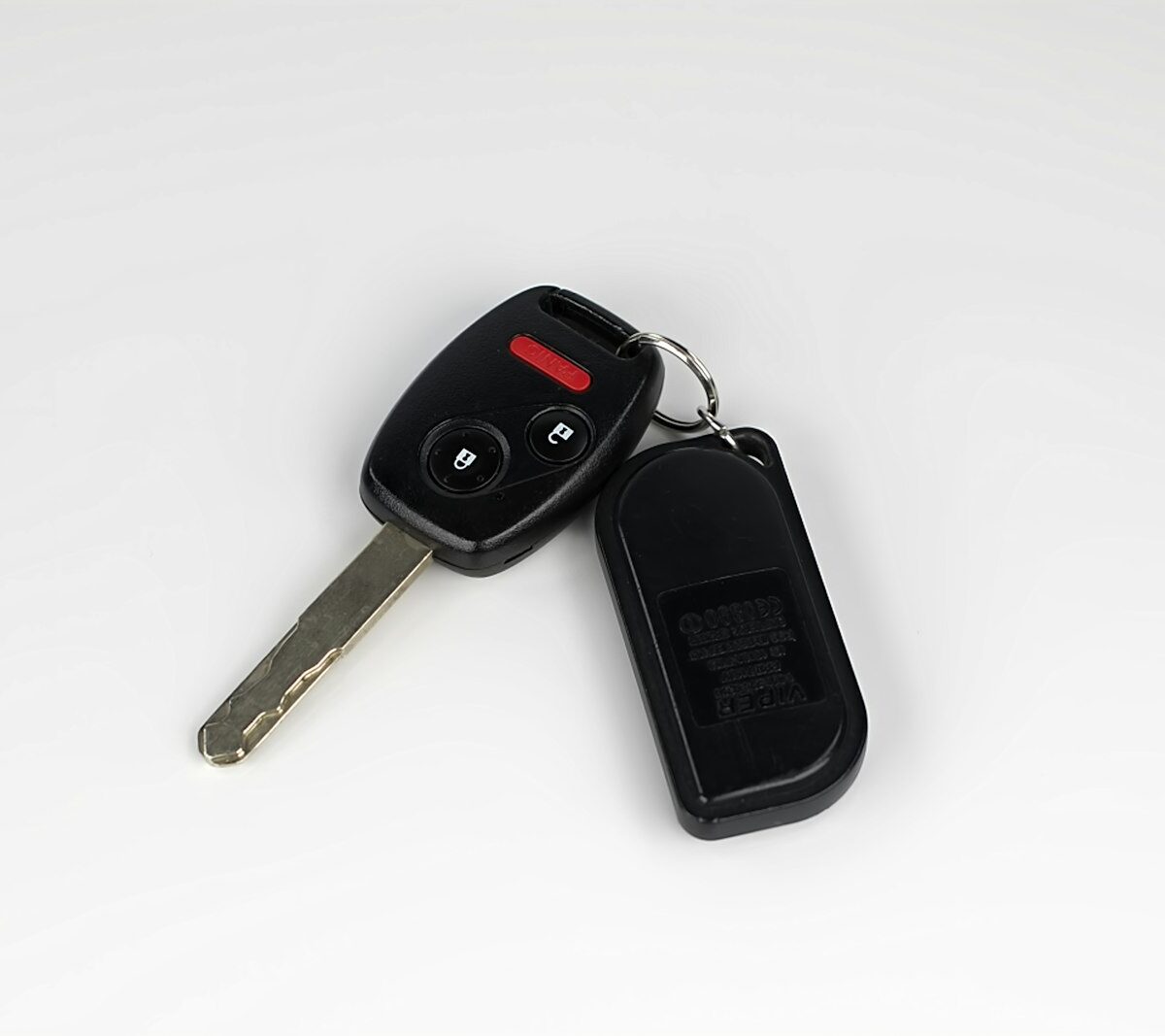 Autosleutel en papieren op het dashboard van een auto