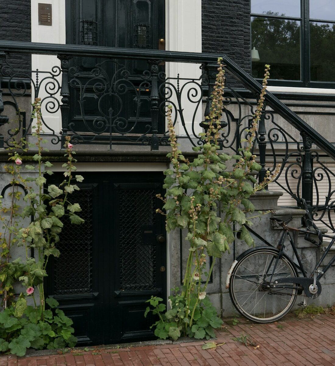 Voordeur van een woonhuis met de deur open tijdens een bezichtiging