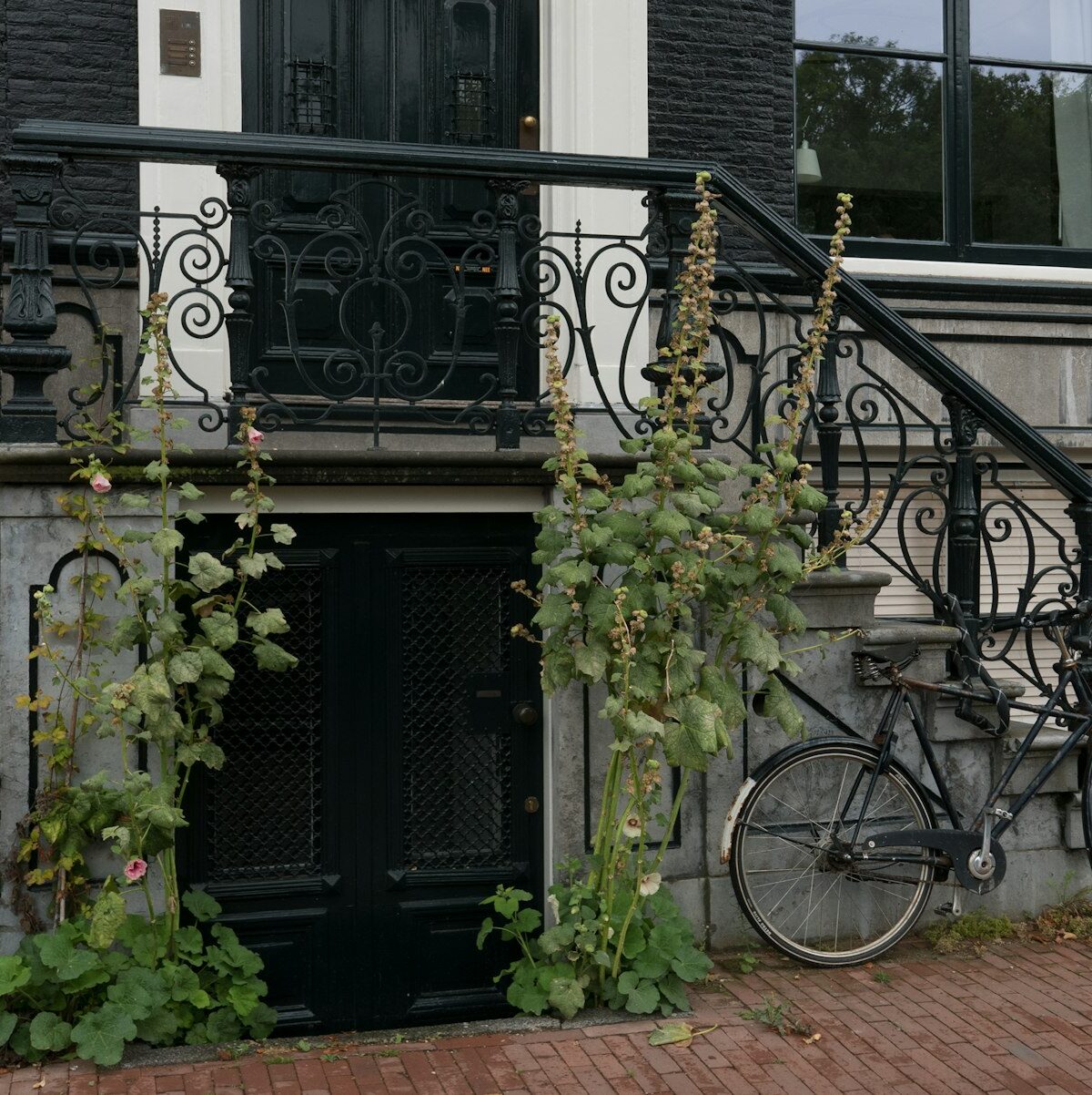 Voordeur van een woonhuis met de deur open tijdens een bezichtiging