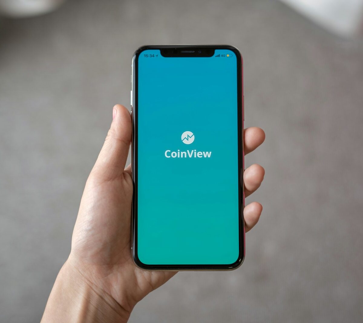 Smartphone met een bankapp in een hand