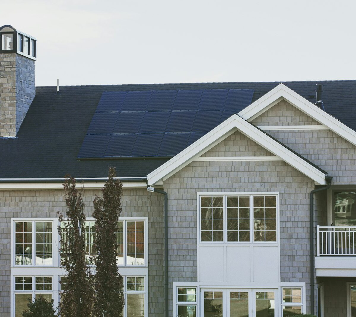 Zonnepanelen op het dak van een rijtjeshuis
