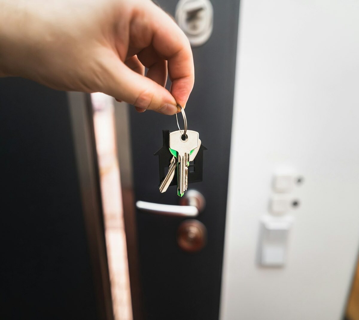 Sleutels in de voordeur van een woning