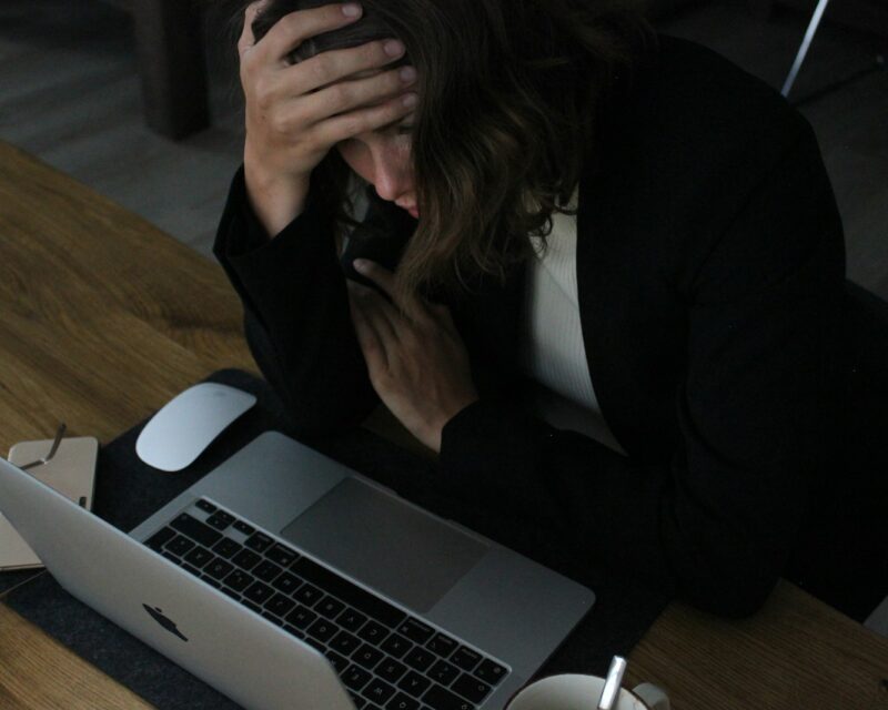 Stress in je eerste baan: wanneer je aan de bel trekt en bij wie