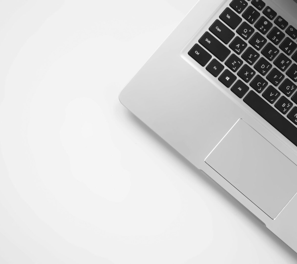 Envelop van de overheid en een laptop op een keukentafel