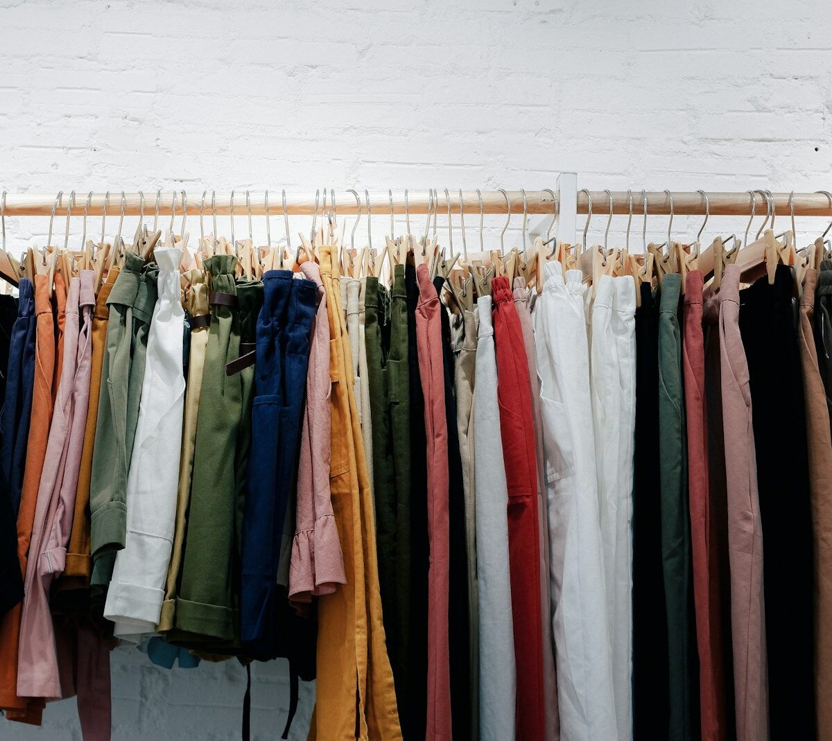Kleding op een bed klaargelegd om online te verkopen