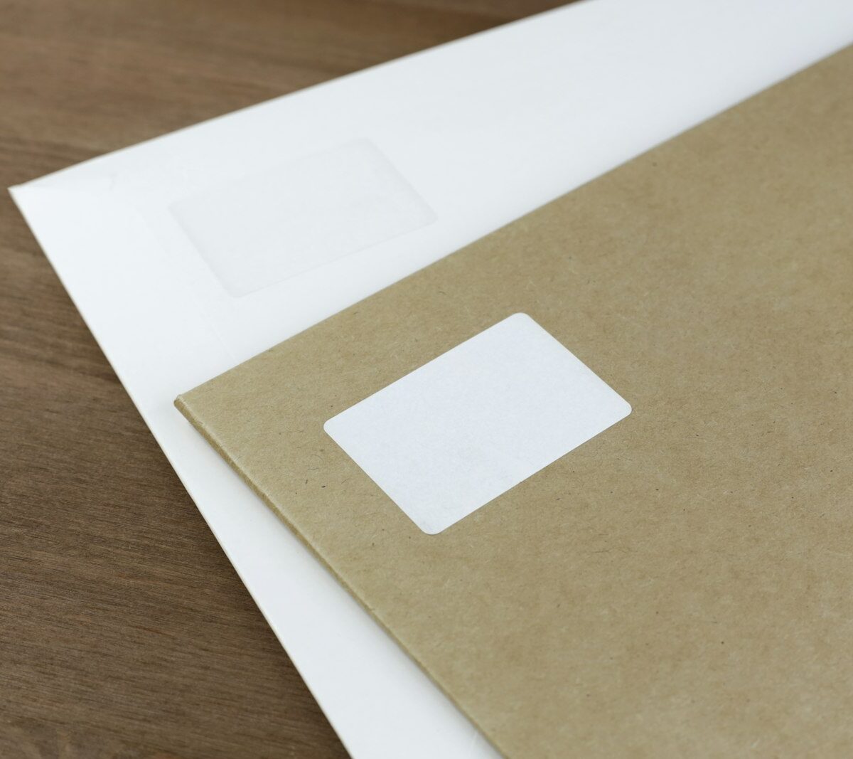 Handen openen een verzendenvelop met kleding erin