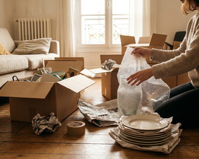 Voor het eerst verhuizen: zo pak je je spullen in zonder breuk