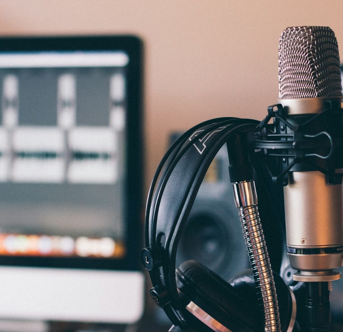 Microfoon en koptelefoon in een radiostudio