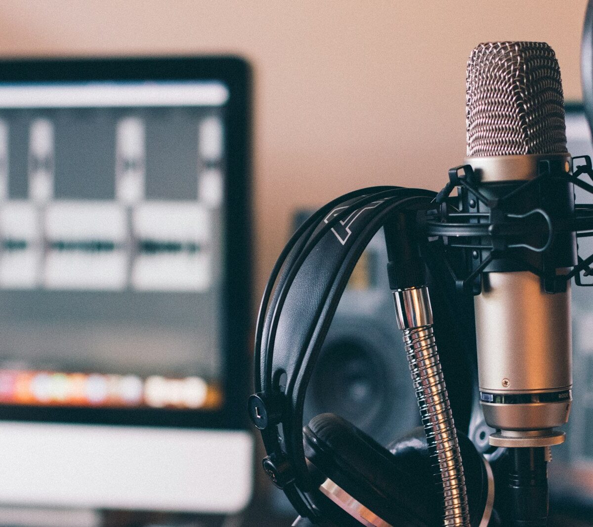 Microfoon en koptelefoon in een radiostudio