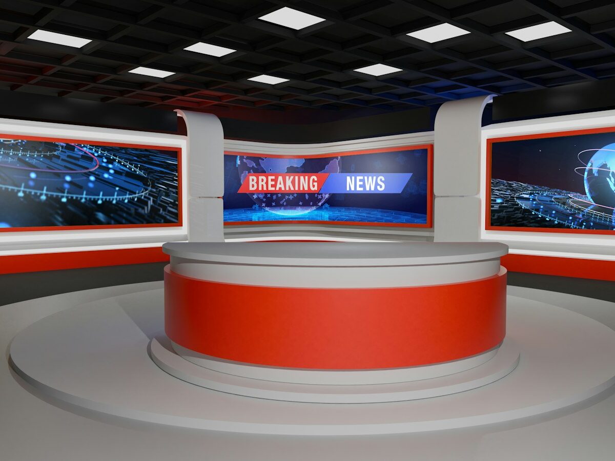 Presentatietafel in een televisiestudio met camera