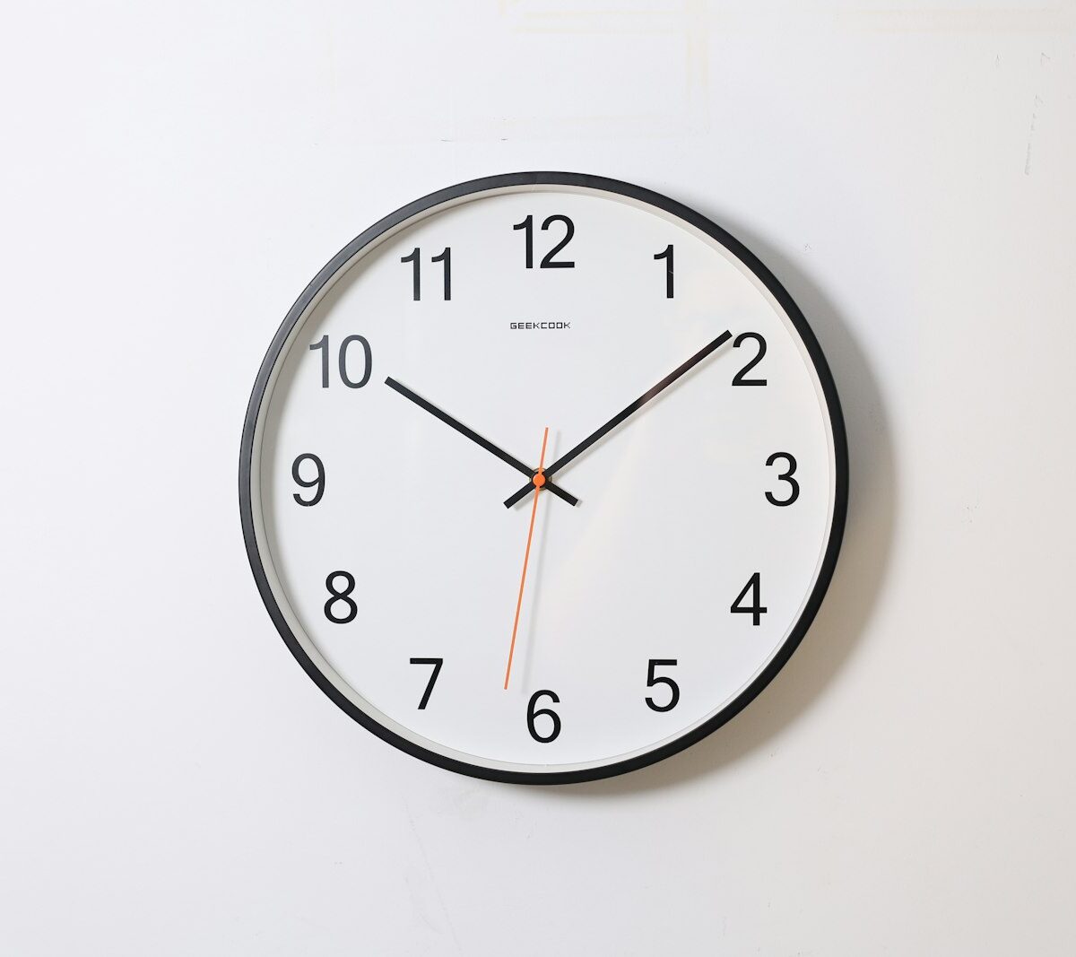 Analoge wandklok in een huiskamer in het ochtendlicht