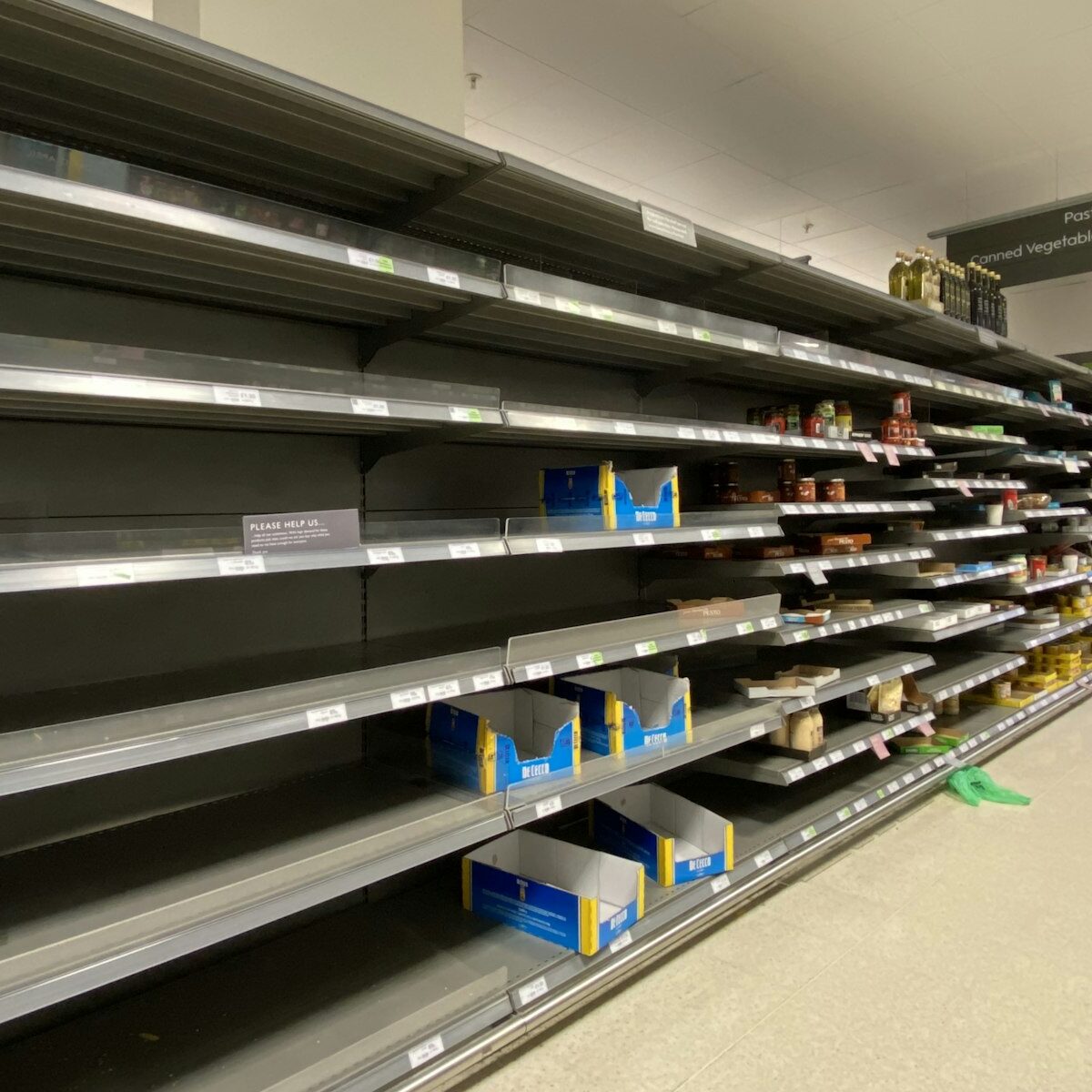 Supermarktschap met pasta en rijst van verschillende merken