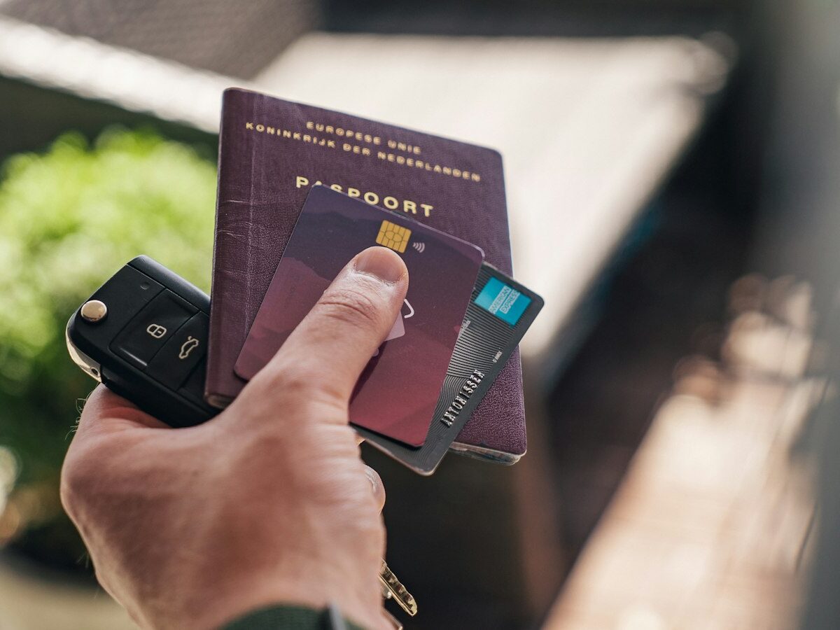 Nederlands paspoort op een tafel naast een laptop