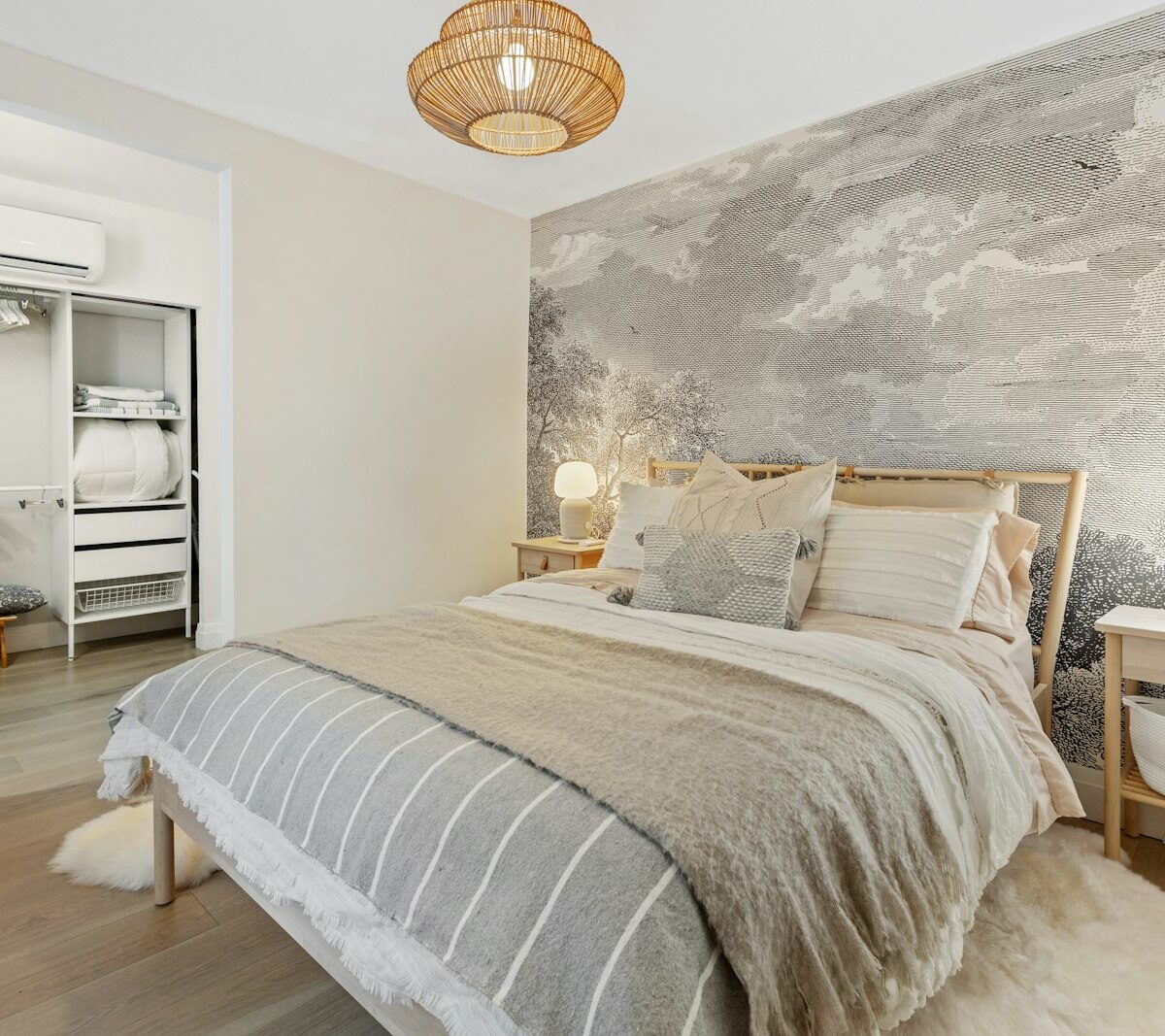 Opgemaakt bed in een licht vakantieappartement
