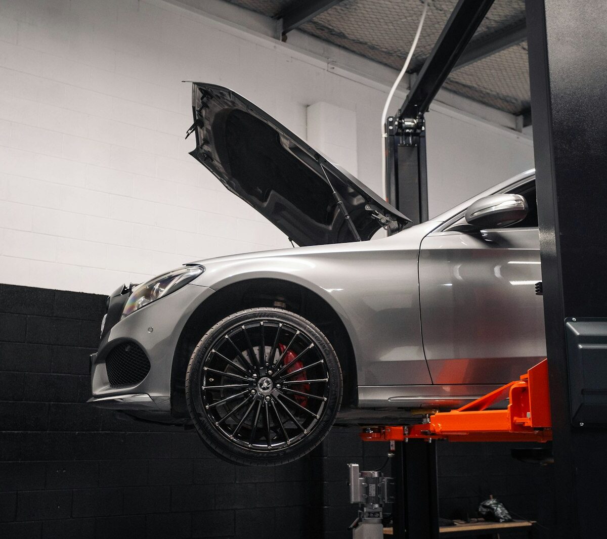 Auto op de brug in een garage tijdens de APK-keuring