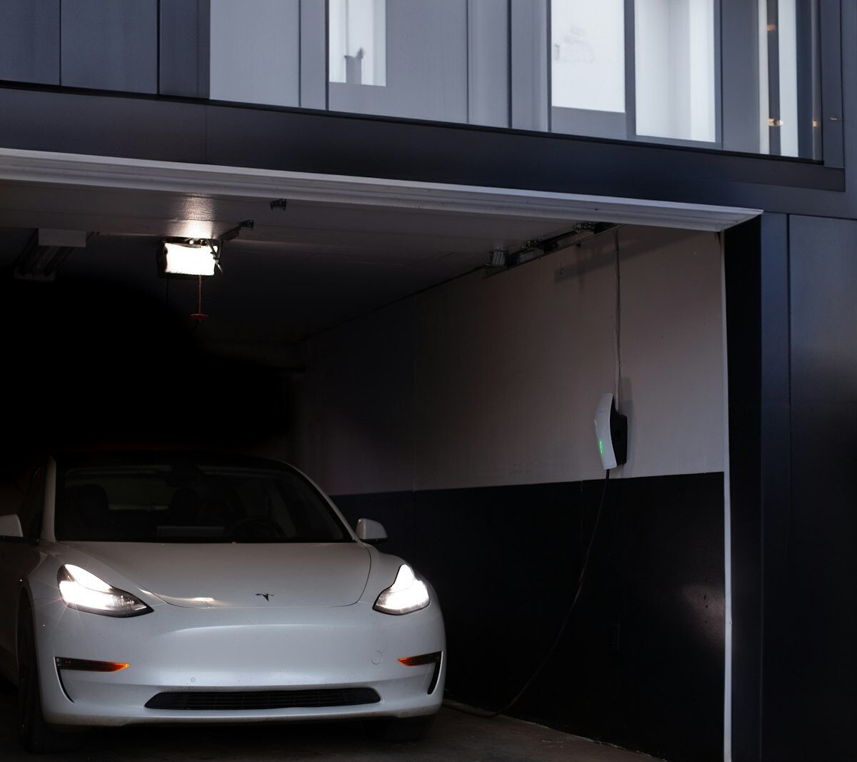 Auto op de brug in een garagewerkplaats