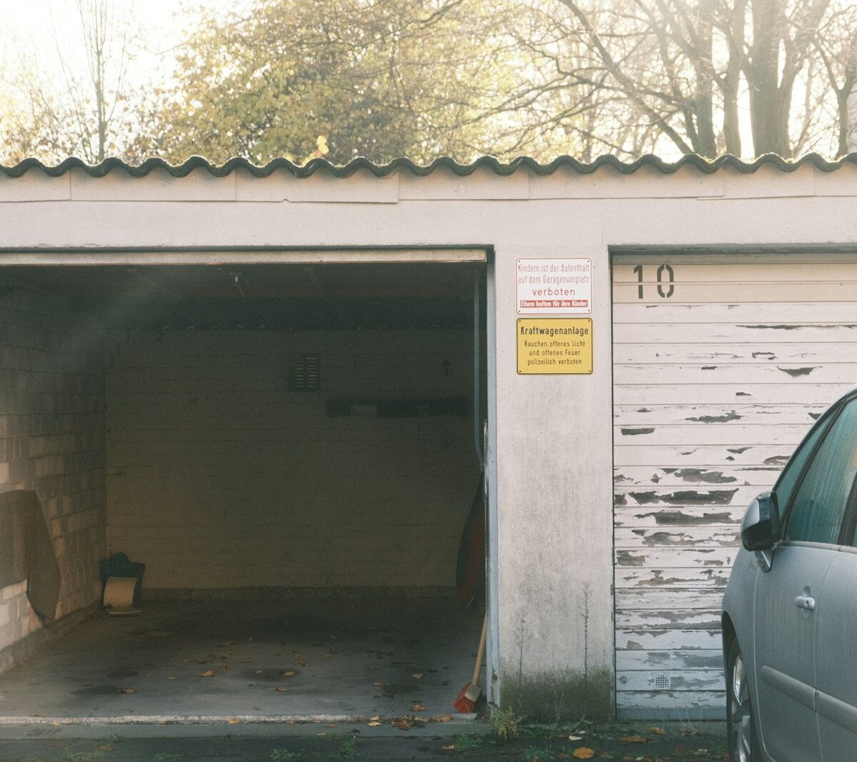 Auto onder een beschermhoes in een garage