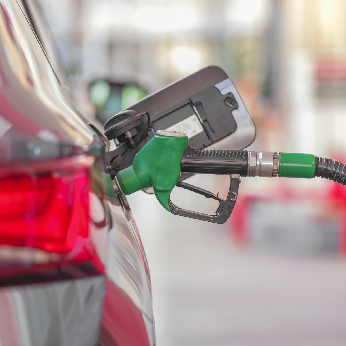 Brandstofpomp met slangen voor benzine en diesel bij een tankstation