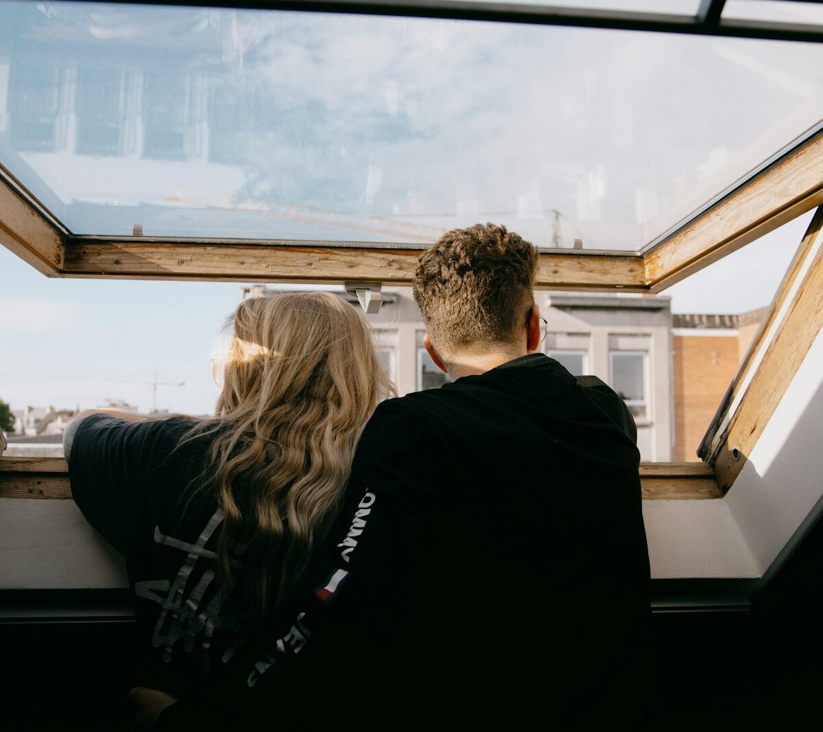 Jonge koper bekijkt een woonkamer tijdens een bezichtiging van een huis