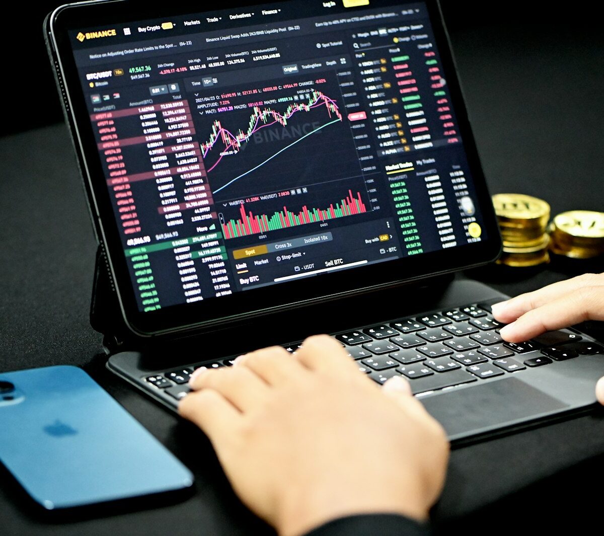 Smartphone met een cryptokoersgrafiek op het scherm