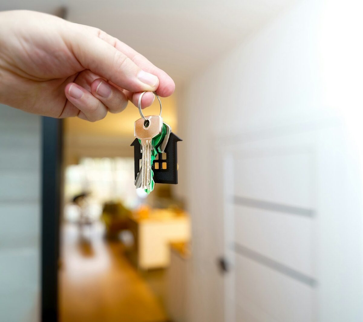 Huurder levert de sleutels van een lege kamer in bij de verhuurder