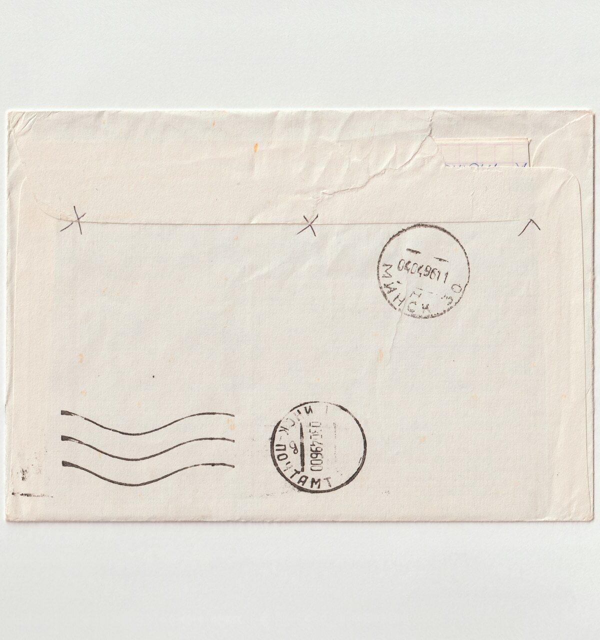 Envelop en brief op een keukentafel naast een laptop