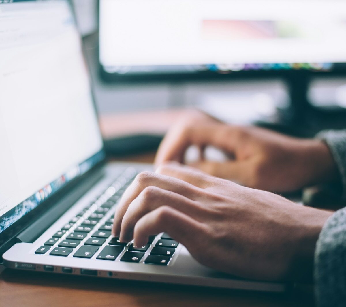 Student werkt aan een scriptie op een laptop in de bibliotheek