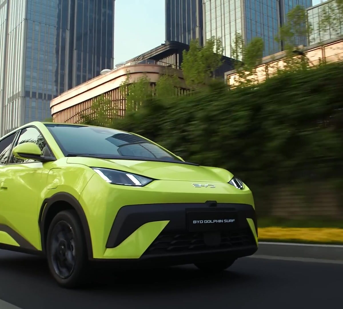 Groene BYD Dolphin Surf rijdt door een stad