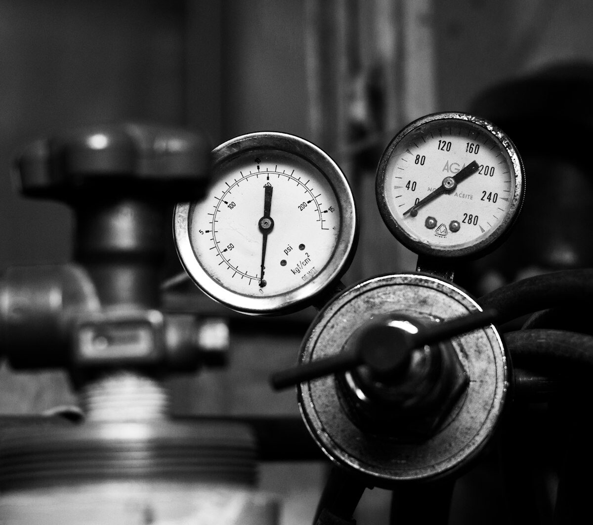 Drukmeter van een cv-ketel met de wijzer op de waterdruk in bar